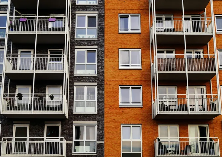 How I Finally Understood Virtual Machines vs Containers (Like Apartment Rentals)