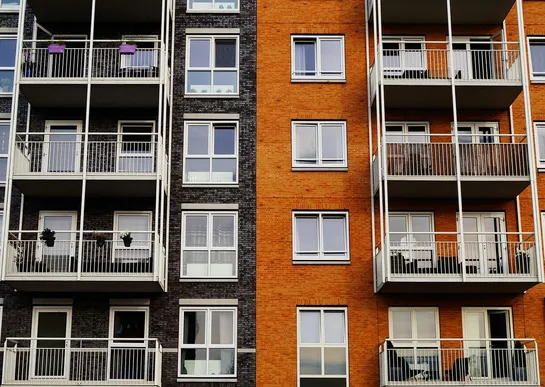 How I Finally Understood Virtual Machines vs Containers (Like Apartment Rentals)